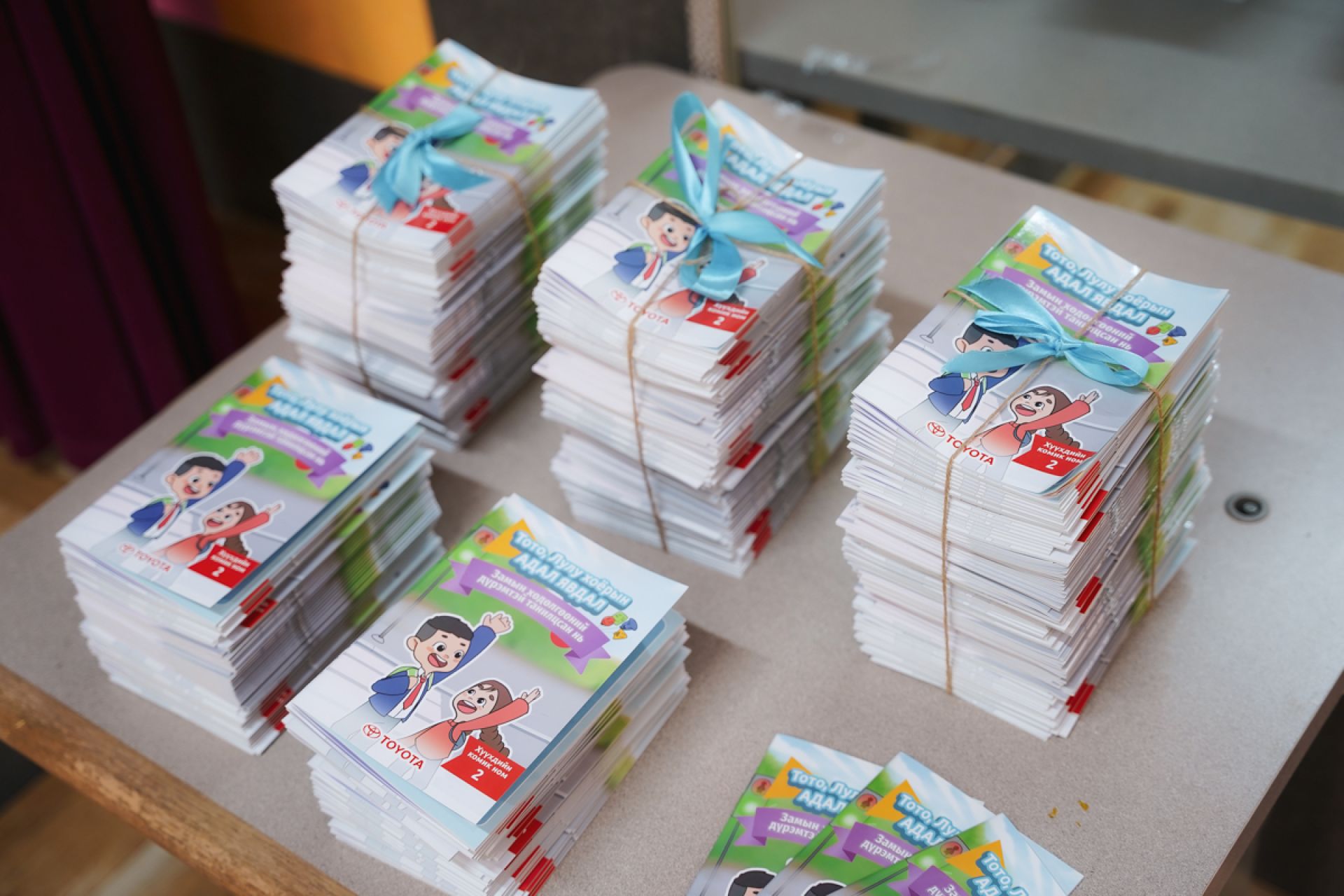 “Тоёота” брэндээс сурагчдад замын хөдөлгөөний дүрмийн тухай 5000 комик ном гардуулан өглөө